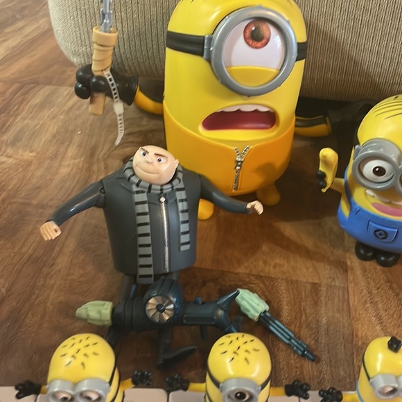 Universal Minions Playset with Yellow and Purple Figures - Picture 2 of 7